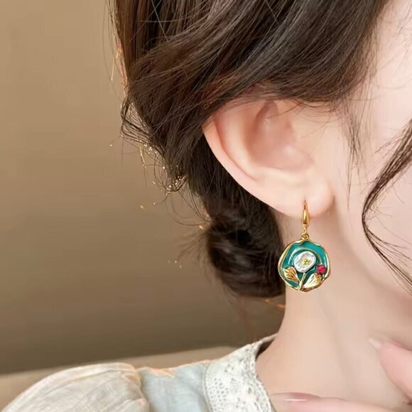 NEW Round Drop Hook Earrings Flower Green Enamel 18K Plated - Picture 6 of 6